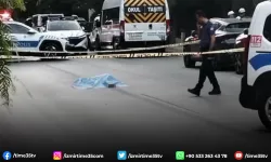 Yola yatan kadının üzerinden 2 araba geçti