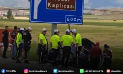 Yön tabelasına çarpan otomobil sürücüsü yaralandı