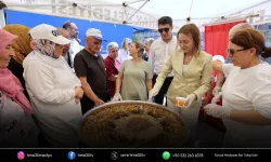 Konak’ta aşure bereketi: Başkan Mutlu’dan vatandaşlara ikram