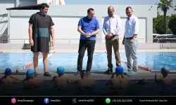 Bornova’da yazın ritmi yüzme havuzlarında atıyor