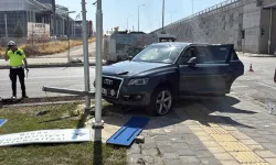 Kavşakta iki otomobil çarpıştı, 6 kişi yaralandı
