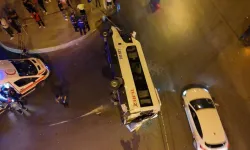Aşırı süratli araç minibüsle çarpıştı: 10 yaralı