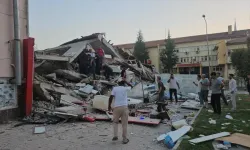 Balıkesir'de 6.1'lik deprem: Bir bina çöktü