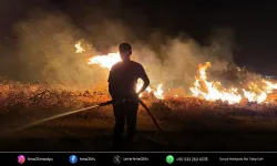 İzmir İtfaiyesi Buca'da başlayıp Gaziemir'e ulaşan yangına karşı siper oldu