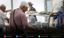 Buca’da “Askıda Yemek” projesi yüzlerce aileye can suyu oldu