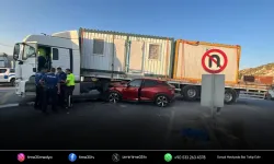 Otomobilin tırla çarpıştığı kazada 4 kişi yaralandı