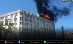 Tarihi çarşının çatısı alevlere teslim oldu