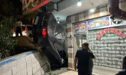 Fren yerine gaza basan sürücü lokantaya daldı