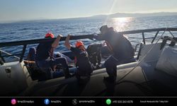 İzmir açıklarında 18 düzensiz göçmen yakalandı