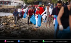 İzmirlilerden dünya rekoru için kıyı temizliği