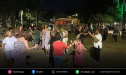 Menderes’in sanatçı muhtarı sahnede