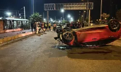 Otomobil, kaldırımda yürüyen yayalara çarptı
