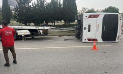 İzmir’de havalimanı personel servisi devrildi