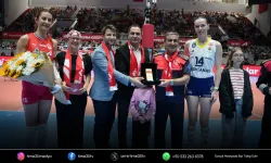 Voleybolun yıldızlarından İzmir İtfaiyesi’ne teşekkür