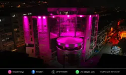Balçova’da pembe ışıklar umut için yandı