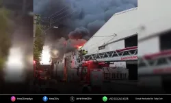 Bornova’da fabrika deposunda yangın çıktı