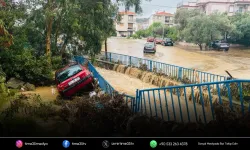 Foça’da sağanak hayatı felç etti