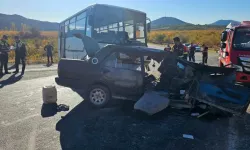 Tarım işçilerini taşıyan midibüs otomobille çarpıştı