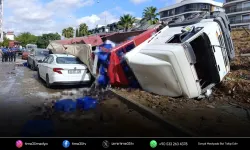 İzmir'de kontrolden çıkan tır yan yola uçtu