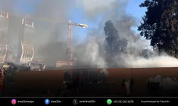 Bayraklı gökyüzü karardı: Şantiyede büyük yangın