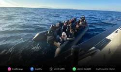 İzmir açıklarında 63 düzensiz göçmen yakalandı