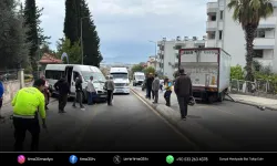 Freni patlayan kamyon öğrenci servisine çarptı