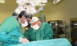 Hasta kadının karnından 15 kilo tümör çıkarıldı