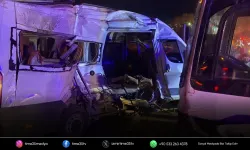 Kemalpaşa’da işçi servisleri çarpıştı: 15 yaralı