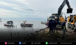 Karşıyaka’daki kaçak iskeleler yıkılıyor