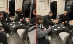 Metroda masa açtılar, kartları dağıttılar