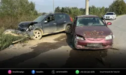 İki araç kafa kafaya çarpıştı: 2 yaralı