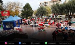 Buca’da yeni yıl hediyelik eşya pazarı ilgi gördü