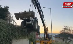 Vinçle taşınan kepçe, halat kopunca 5 metreden düştü