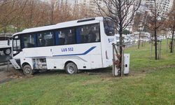 Bariyerlere çarpan servis midibüsü yoldan çıktı