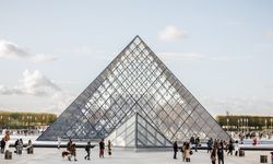 Louvre Müzesi’nde su sızıntısı: Yüzlerce kitap hasar gördü
