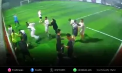 Halı sahada tekme-tokat kavga kameraya yansıdı