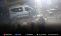 Çeşme’de otomobil park halindeki polis aracına çarptı