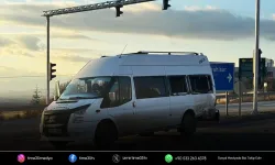 Öğrenci servis minibüsü ile otomobil çarpıştı: 9 yaralı