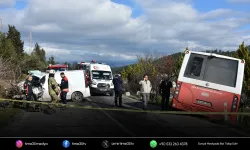 Bornova’da belediye otobüsü ile minibüs çarpıştı: 1 ölü, 8 yaralı
