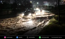 İzmir’de sağanak felaketi: Ev ve iş yerleri sular altında