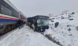 Yolcu treni belediye otobüsüne çarptı: 1 yaralı