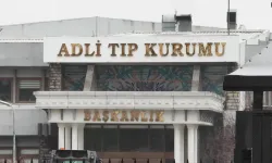 Durakta gördüğü eşini başından vurarak katletti!