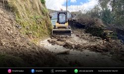 Efeler’de yağış sonrası yollara müdahale