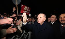 Cumhurbaşkanı Erdoğan'a havalimanında sürpriz kutlama