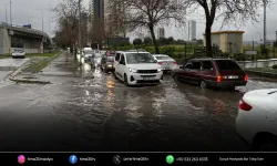 İzmir’i yağmur vurdu: Sürücüler zor anlar yaşadı