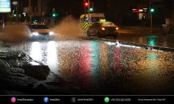 İzmir’de sağanak; cadde ve sokaklar göle döndü