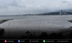 Sağanak sonrası İzmir Körfezi kahverengiye döndü
