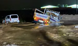 Derede mahsur kalan 2 araç kurtarıldı