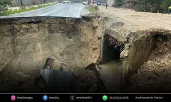 Aydın-Selçuk karayolunda sağanak nedeniyle yol çöktü