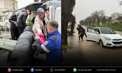 Büyükşehir’in zabıtası İzmirliyi sırtında taşıdı